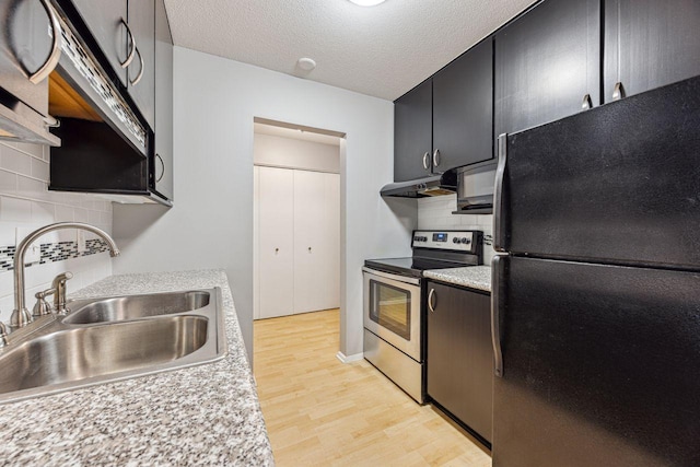 4380 Brookside Ct Unit 116, Edina, MN 55436 - kitchen featuring freestanding refrigerator, electric stove, under cabinet range hood, light wood finished floors, and decorative backsplash