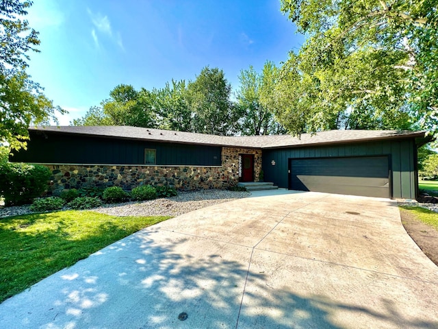 ranch-style home featuring a garage