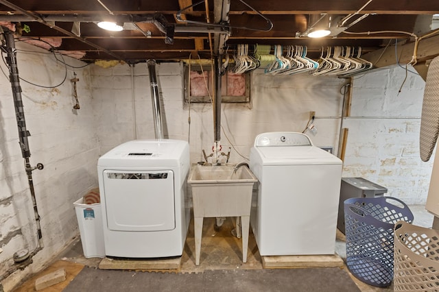 laundry area featuring sink and washing machine and dryer