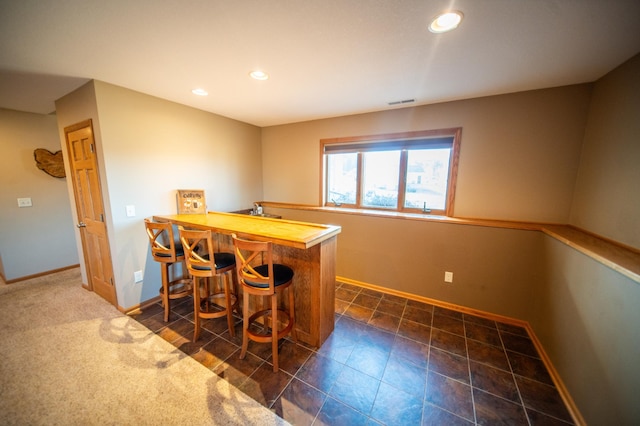 dining room with indoor wet bar