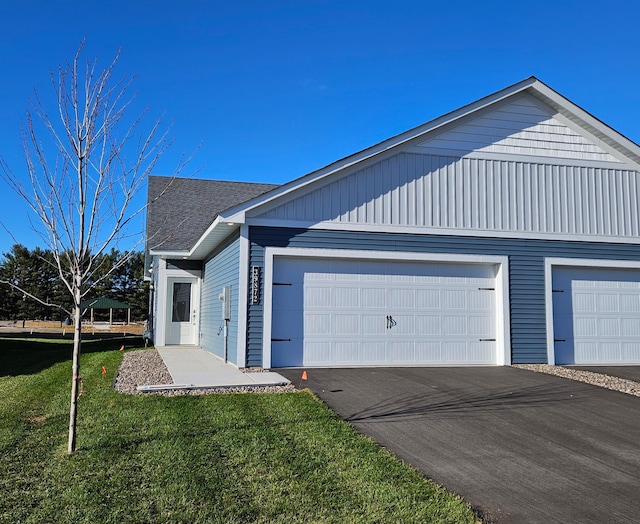 view of front of home featuring a garage and a front yard