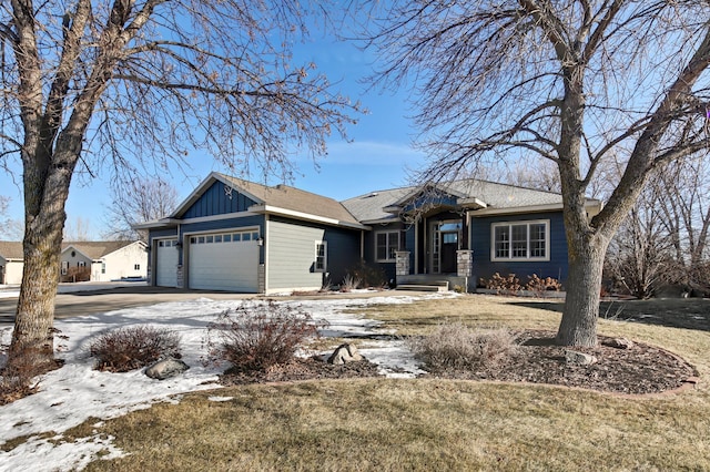 view of front of house featuring a yard and a garage