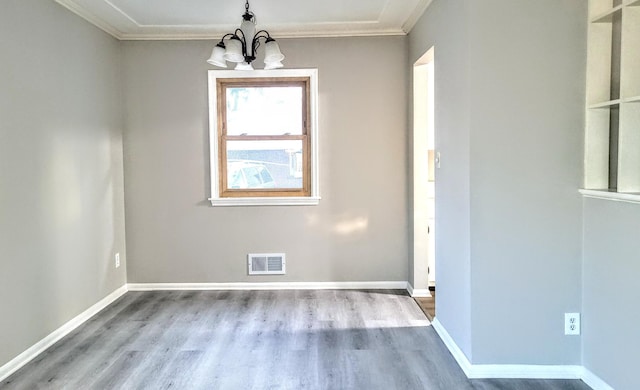 unfurnished room featuring crown molding, a notable chandelier, and light hardwood / wood-style floors