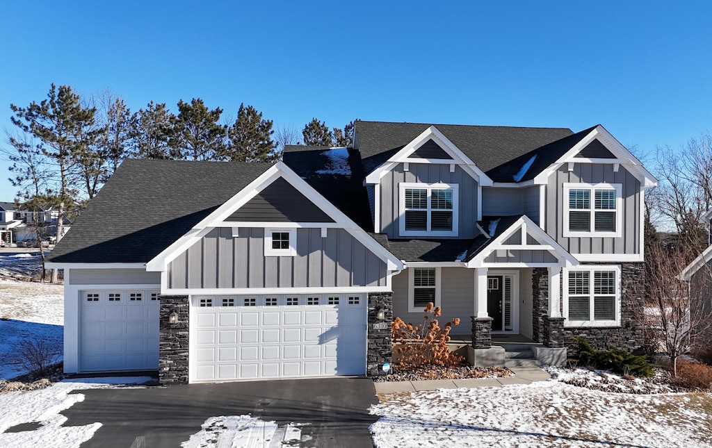 craftsman house featuring a garage