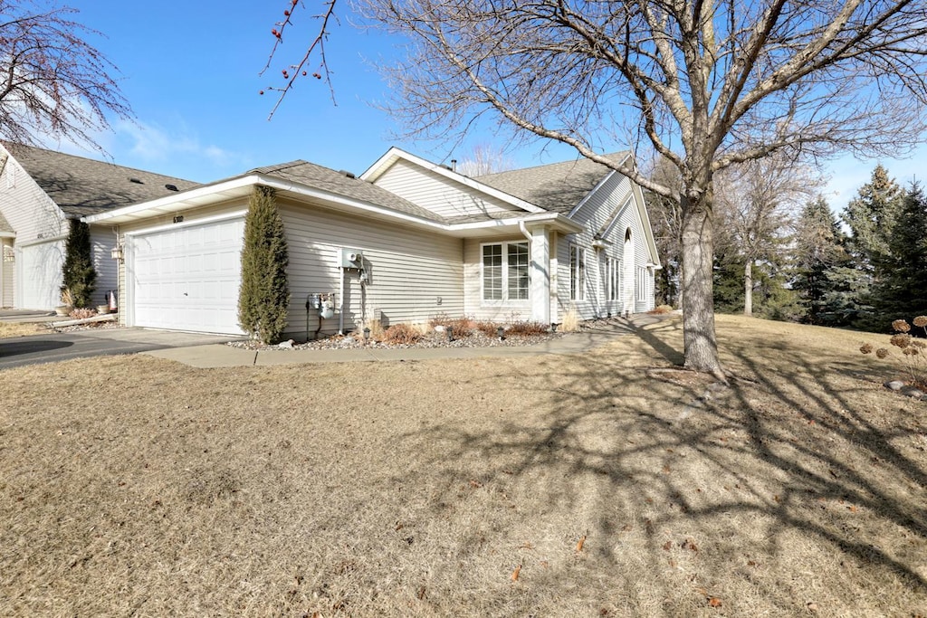 view of front facade featuring a garage and a front yard