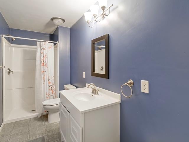 bathroom with a shower with curtain, vanity, and toilet