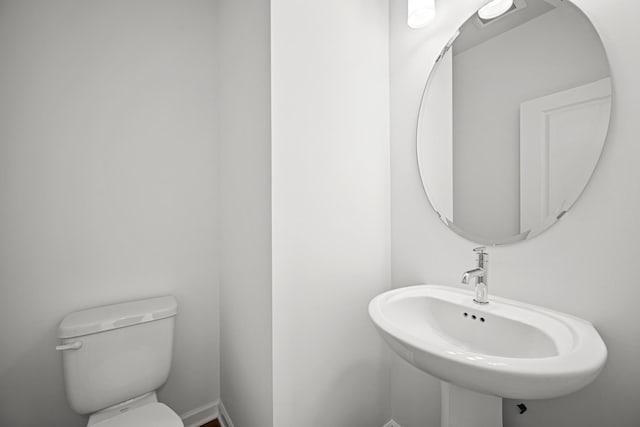 bathroom featuring a sink and toilet