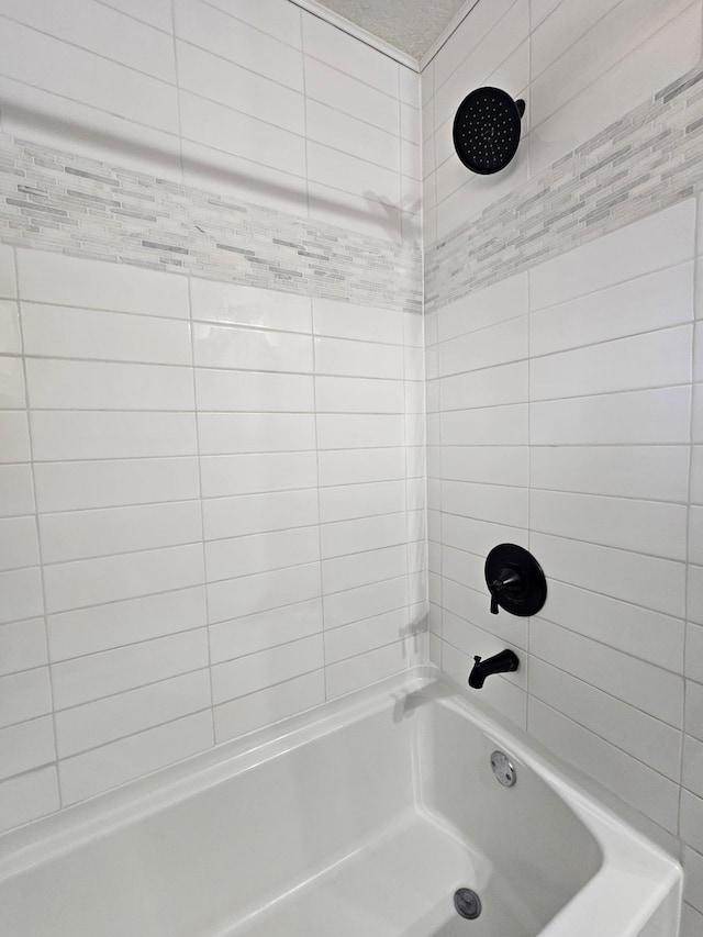 bathroom featuring tiled shower / bath