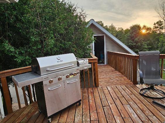 view of deck at dusk