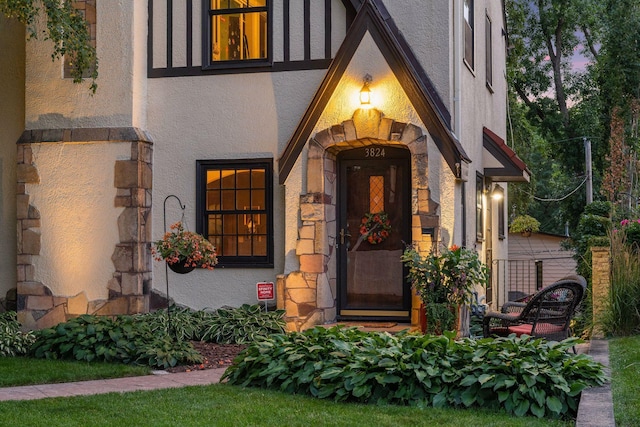 property entrance featuring stucco siding