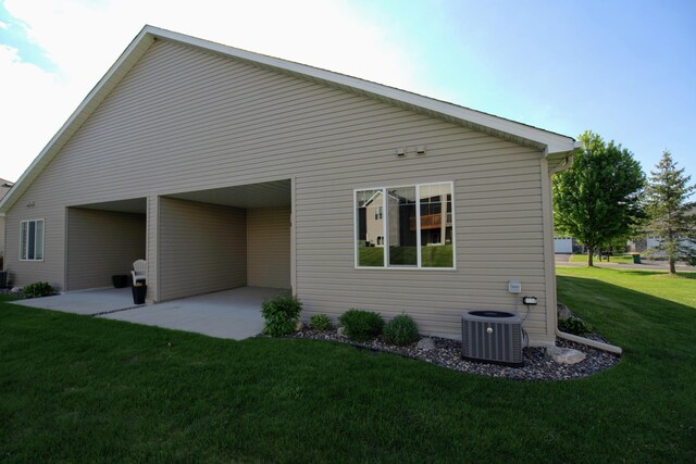 6150 Boulder Ridge Dr, Rockford, MN 55373 - rear view of house with central AC, a lawn, and a patio