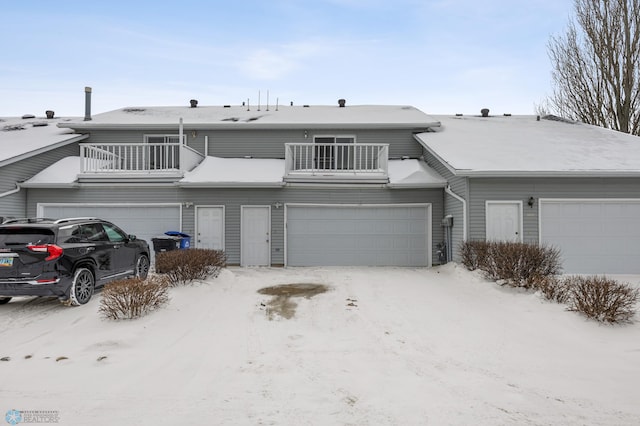 view of front of property featuring a balcony