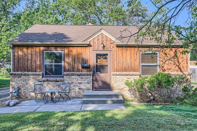 view of front of property featuring a front yard and a patio area