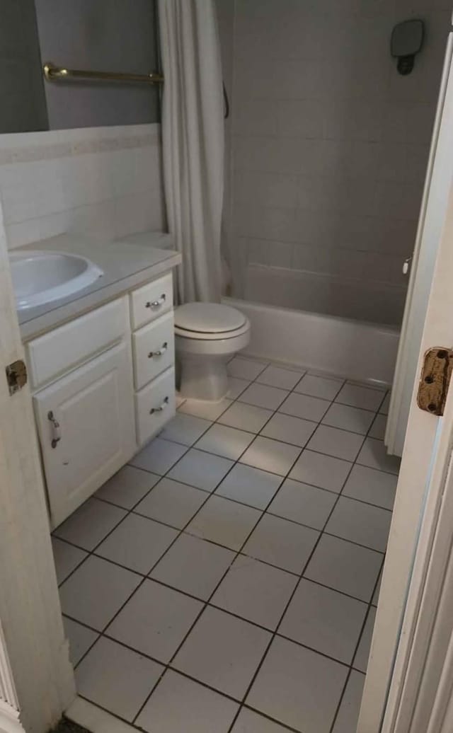 full bathroom featuring tile patterned flooring, vanity, shower / bath combo, and toilet