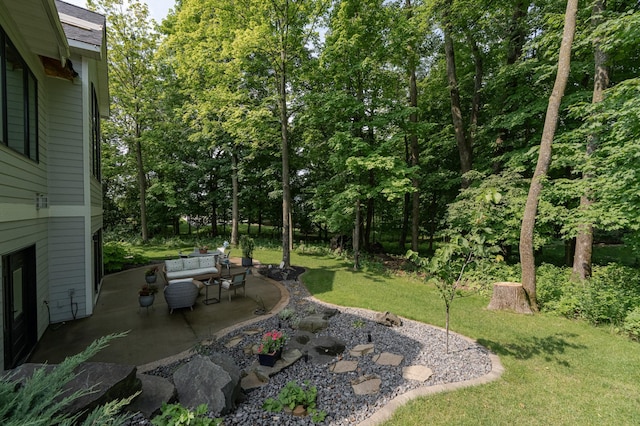 view of yard featuring an outdoor living space and a patio area