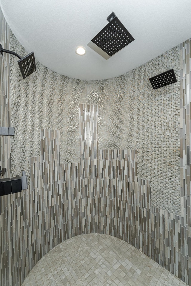 full bathroom featuring a tile shower and recessed lighting