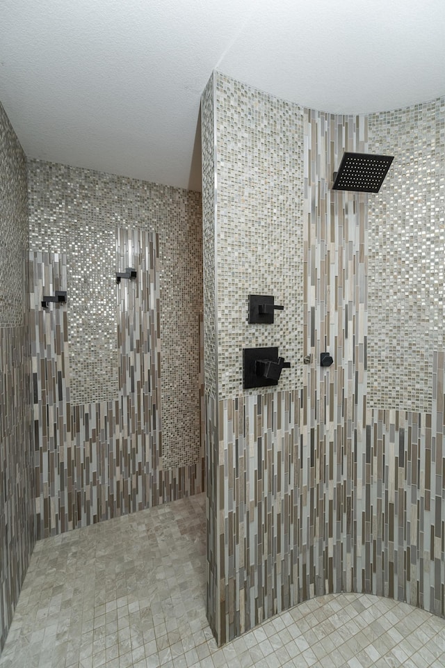 bathroom featuring a tile shower