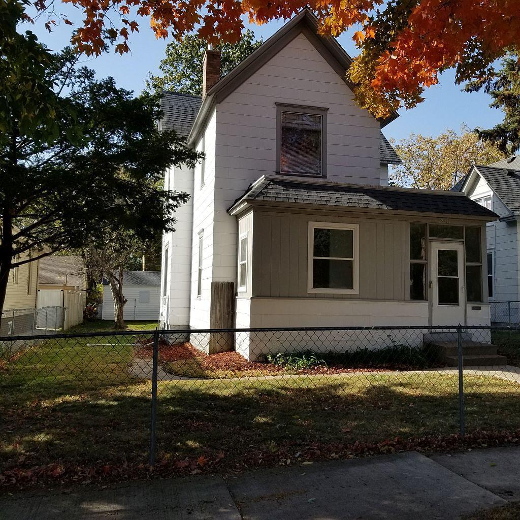 view of front facade featuring a front yard