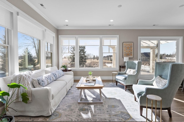 living room featuring baseboards, visible vents, ornamental molding, wood finished floors, and recessed lighting