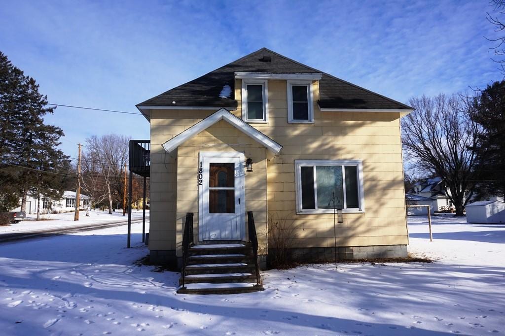 view of front of property