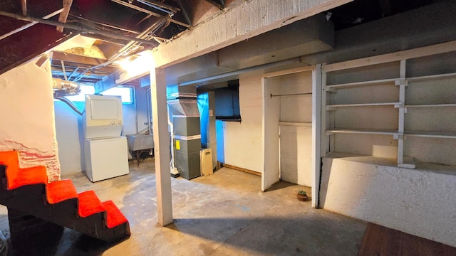 basement with heating unit, washer / clothes dryer, and sink