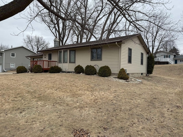 view of front of property featuring a deck and a front yard