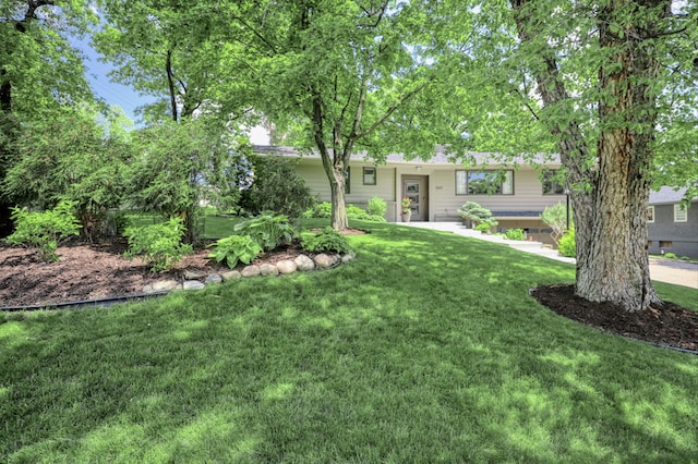 view of front of home featuring a front lawn