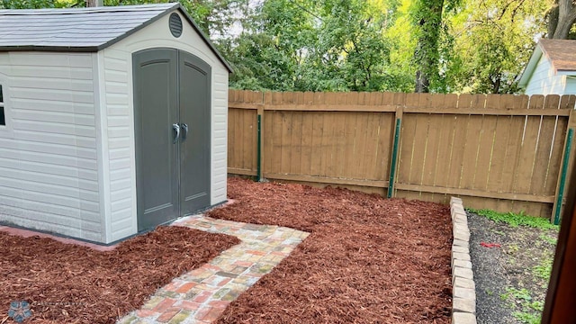 view of yard featuring a storage unit