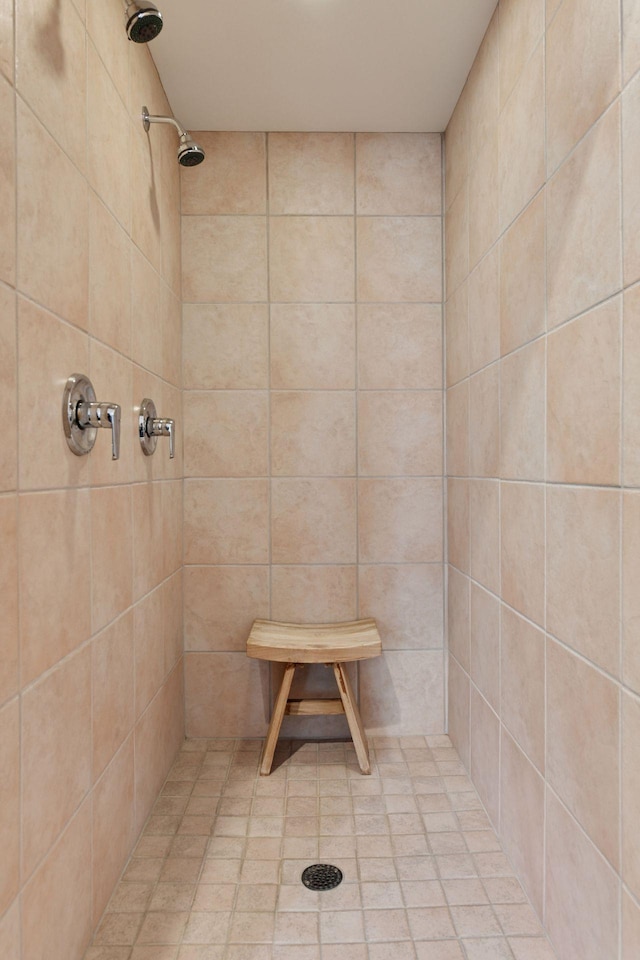 bathroom featuring tiled shower