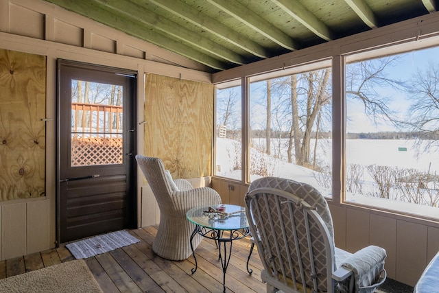 sunroom with vaulted ceiling