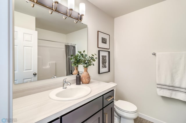 bathroom featuring vanity, toilet, an inviting chandelier, and a shower with curtain