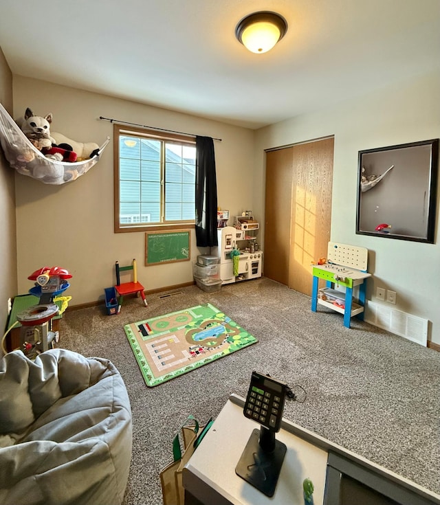 recreation room with carpet