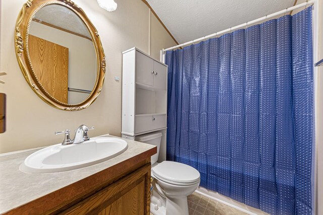 bathroom featuring a shower with curtain, vanity, a textured ceiling, and toilet