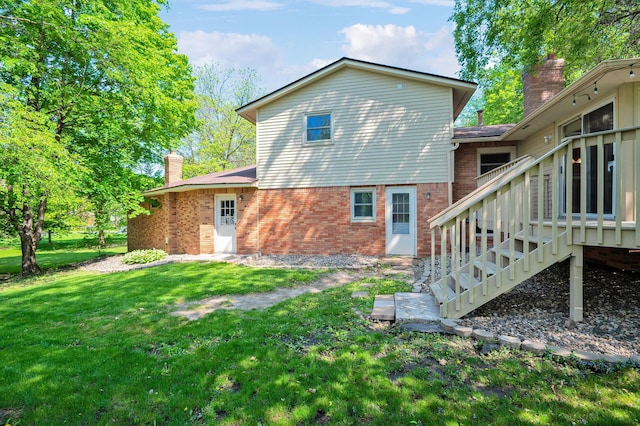 back of house featuring a lawn