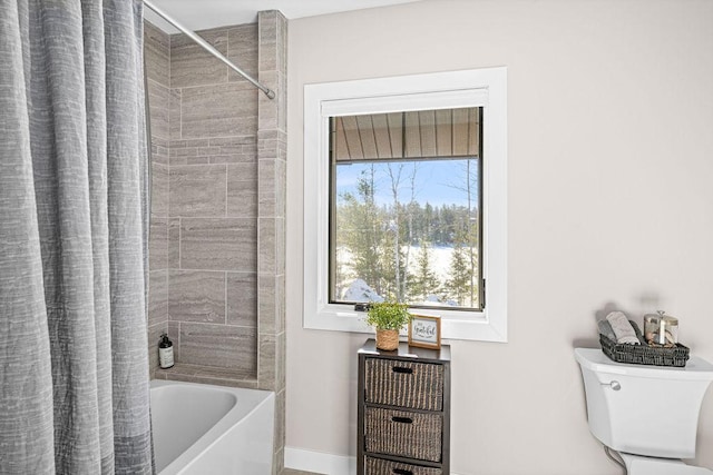 bathroom featuring shower / tub combo with curtain and toilet