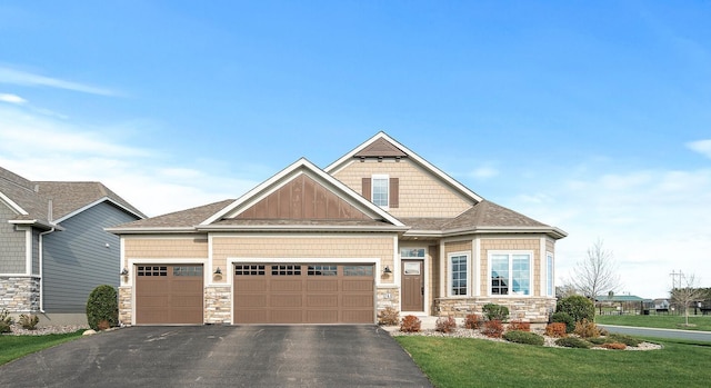 craftsman inspired home featuring a front lawn