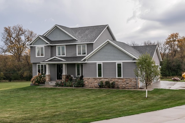 craftsman house featuring a front yard