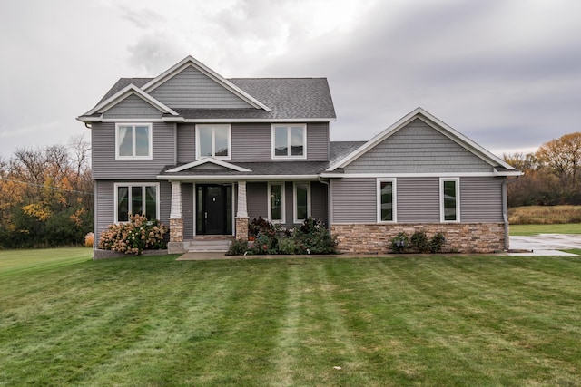 craftsman inspired home featuring a front yard