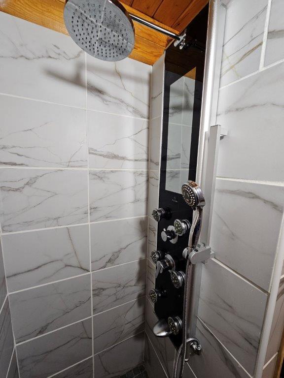 bathroom featuring tiled shower