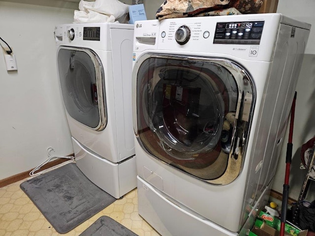 laundry room with washing machine and clothes dryer