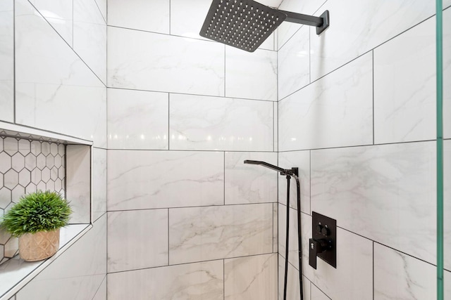 room details featuring a tile shower