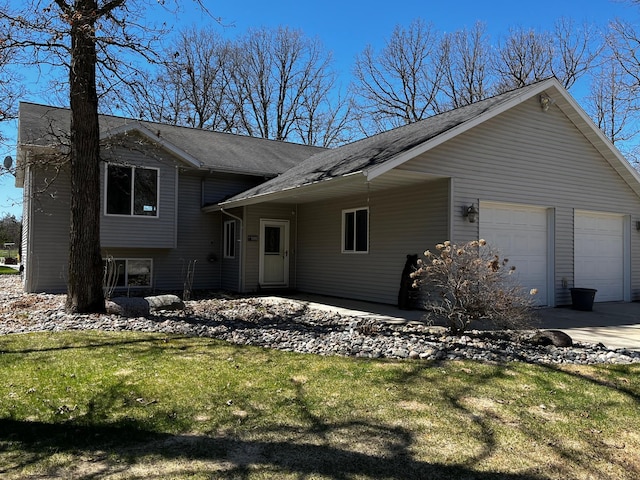 tri-level home featuring a front yard