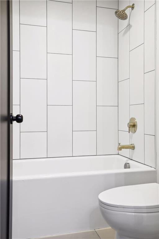 bathroom with toilet and washtub / shower combination