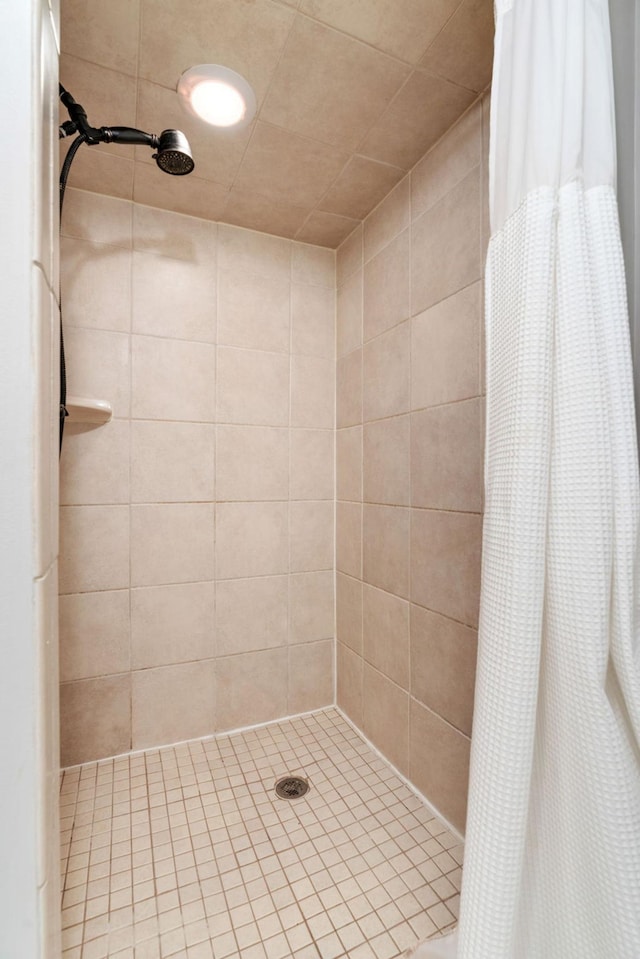 bathroom featuring a tile shower