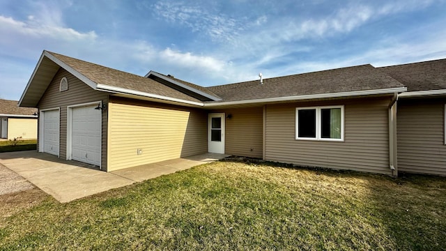 view of front of house featuring a garage and a front yard