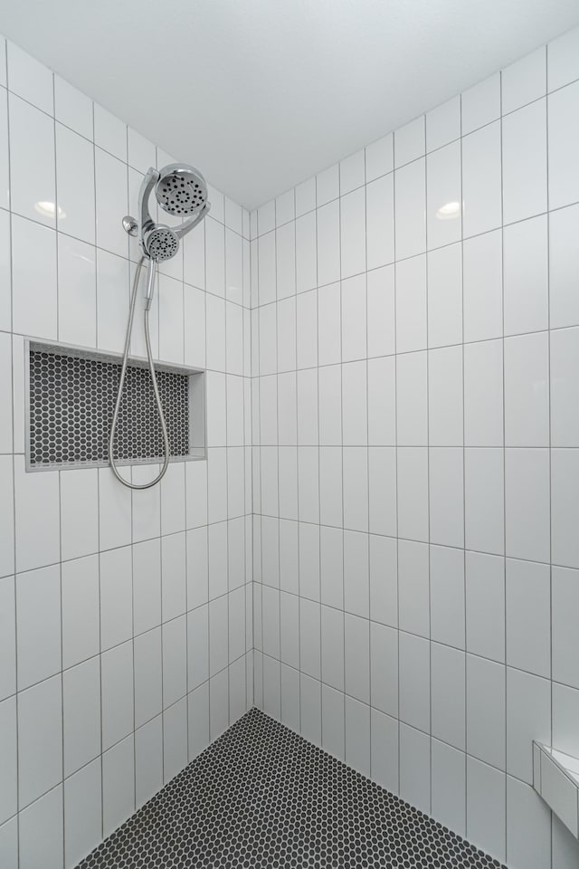 bathroom featuring tiled shower