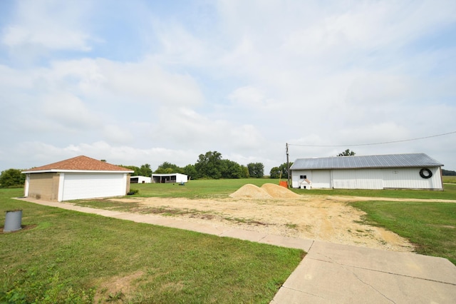 view of yard featuring an outbuilding and a garage