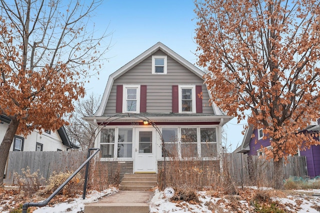 view of front of property