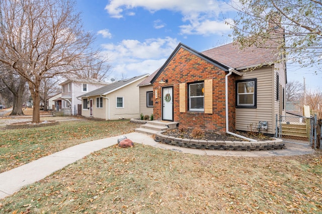 view of front property featuring a front lawn