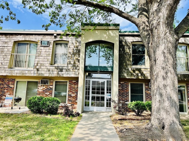 townhome / multi-family property featuring a front yard